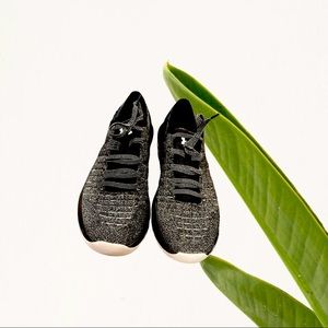 Under Armour blk & white sneakers sz 9